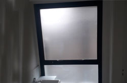 Adesivo jateado para janela de banheiro